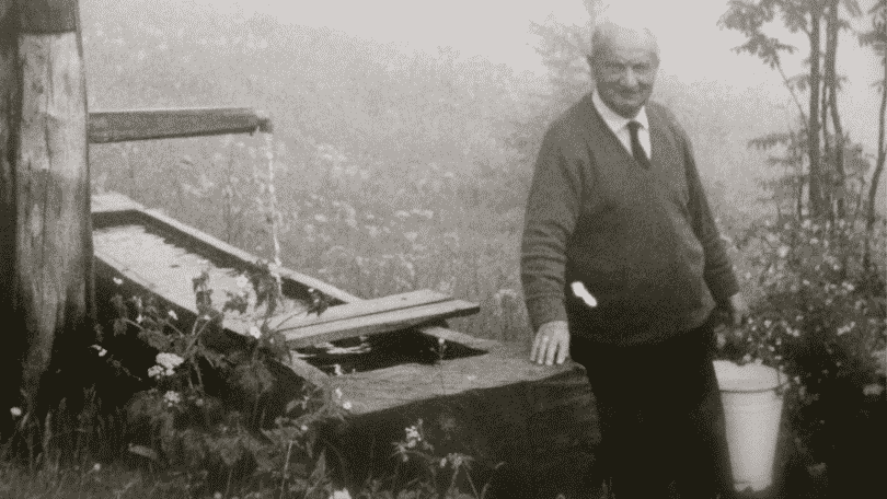 Uma fotografia antiga de Martin Heidegger.