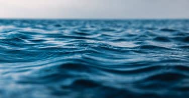 Ondas de água num oceano.