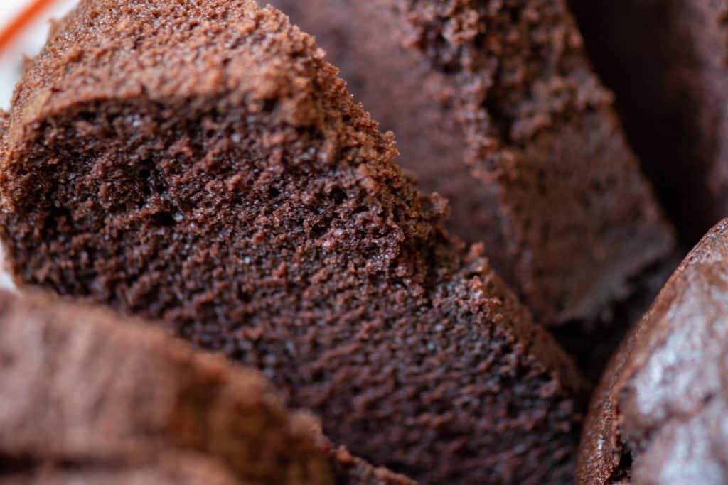 Fatias de bolo de chocolate.