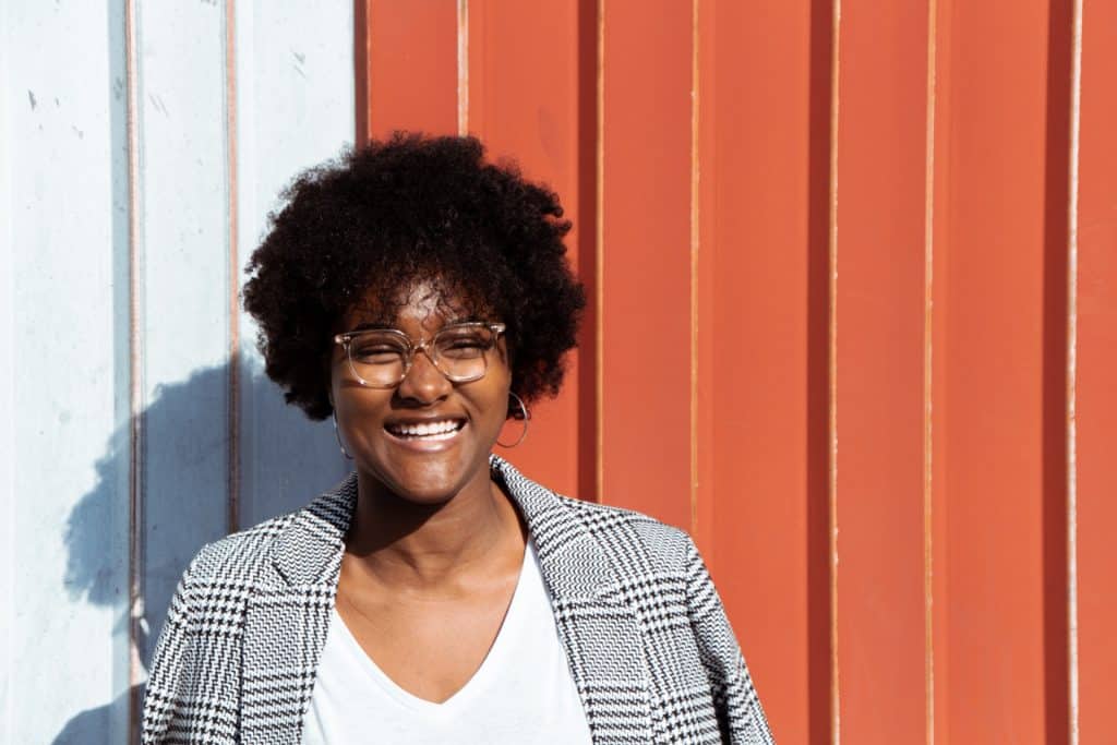 Mulher negra sorrindo.