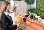 Uma mulher de roupa social em um enterro.