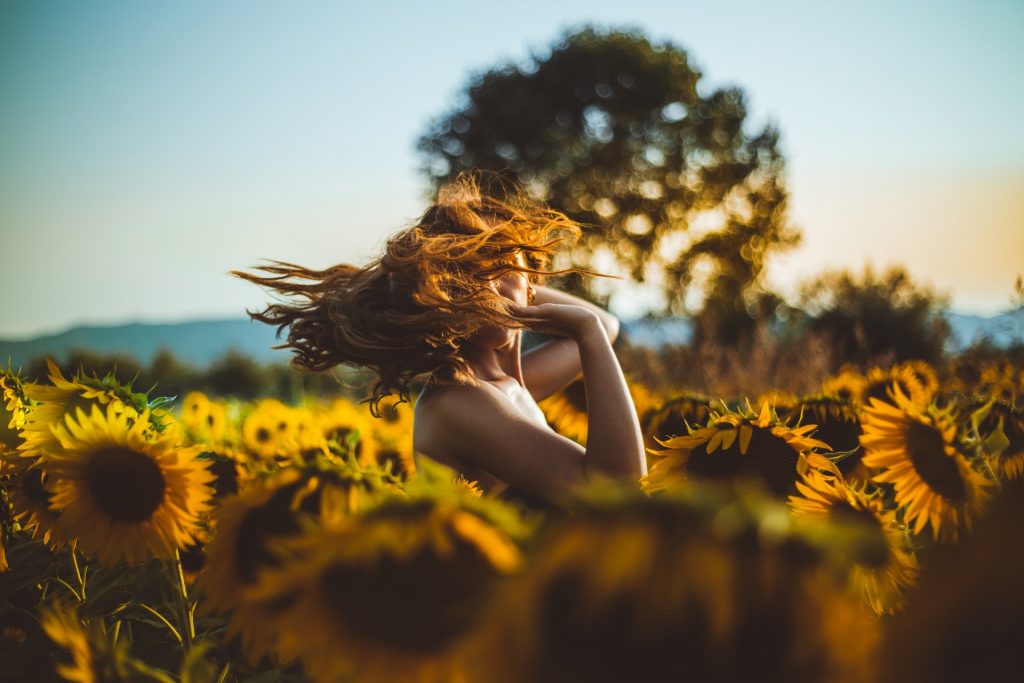 Mulher em um campo de girassol.