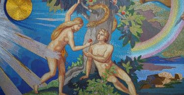 Um painel de mosaico que apresenta uma representação artística de Adão e Eva.
