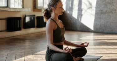 Mulher branca meditando.