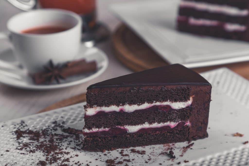 Pedaço de bolo de chocolate.