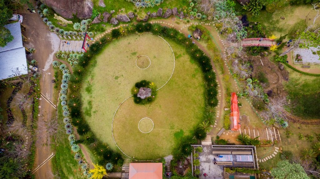 Jardim com o símbolo de Yin Yang.