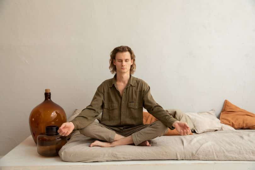 Homem branco meditando.