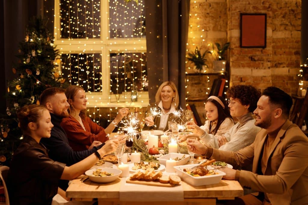 Família branca na ceia de natal.