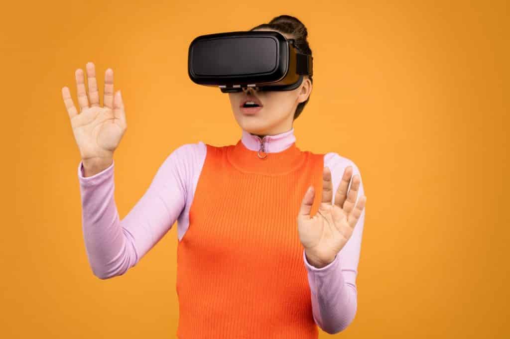 Mulher com óculos de realidade virtual.