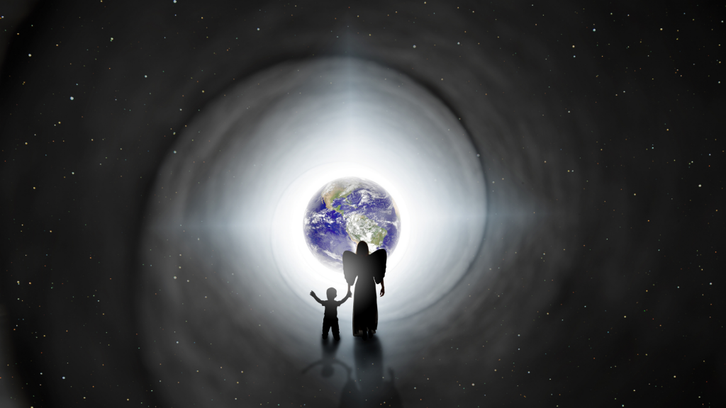 Um anjo, à direita, segurando a mão de uma pequena criança situada à esquerda. Ambas observam, de longe, o planeta terra.
