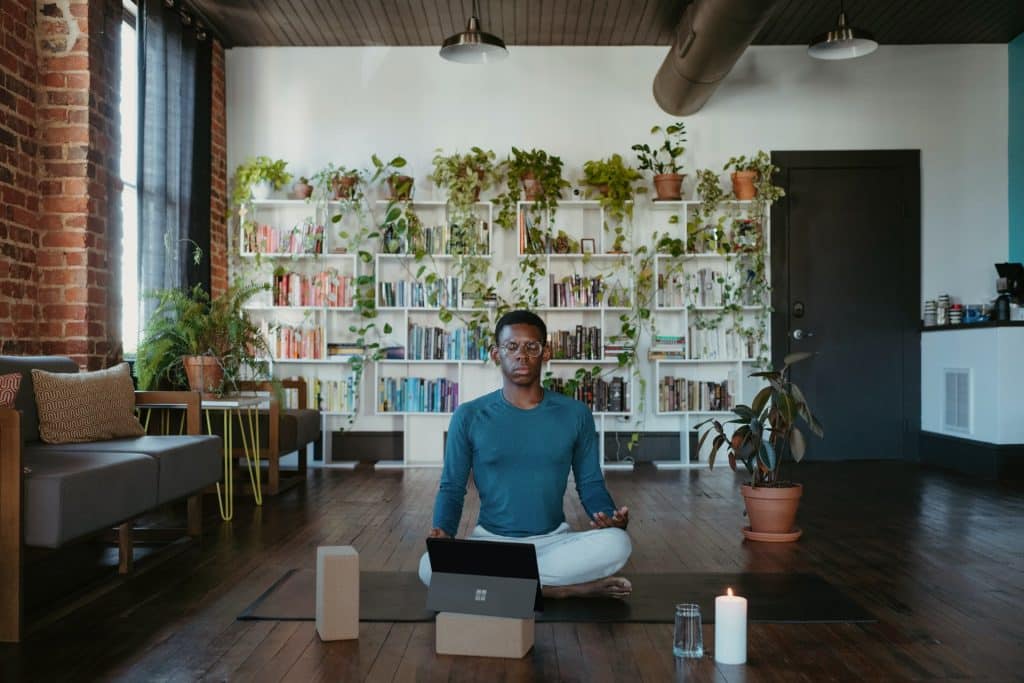 Homem negro meditando.