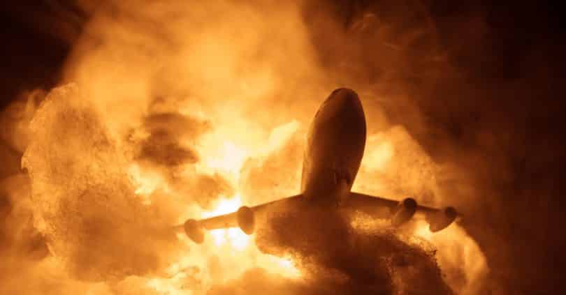 Um avião em chamas intensas.