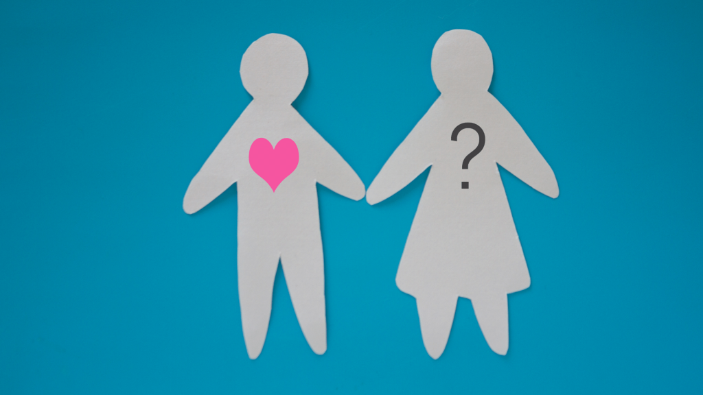 Dois bonecos de papel lado a lado, um simbolizando um homem com um coração no peito e outro uma mulher com um símbolo de interrogação no peito.