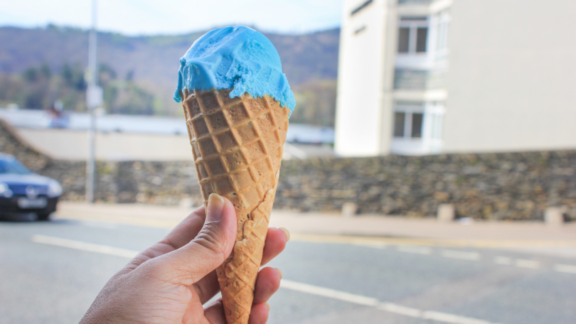 sorvete azul de casquinha