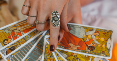 mulher segurando cartas de tarot