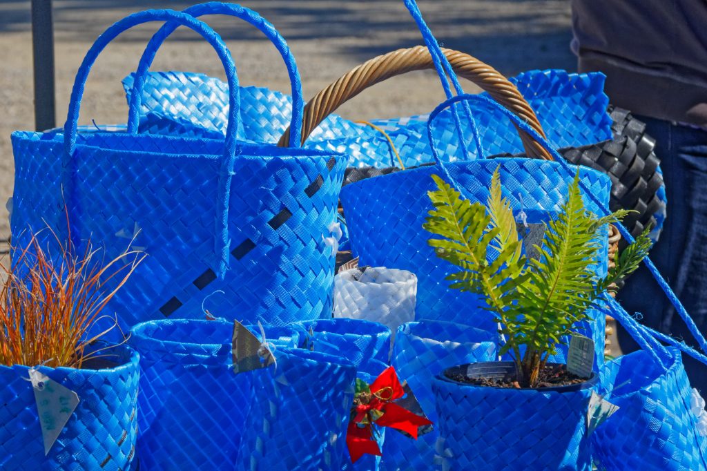 Bolsas feitas à mão por materiais reusados