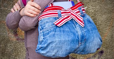 Bolsa "remendada" com pedaços de roupas