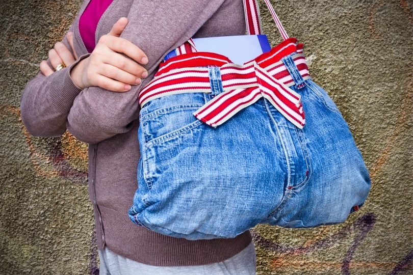 Bolsa "remendada" com pedaços de roupas