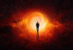Silhueta de homem na frente de um buraco espiralado laranja, no meio do universo