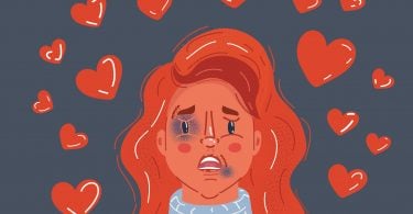 Ilustração de uma menina com o olho machucado e corações desenhados em volta dela.
