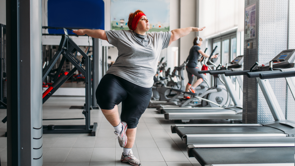 Mulher gorda fazendo exercícios