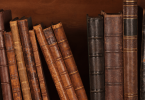 Livros de couro antigos em uma estante