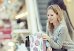 Mulher com uma sacola de presente em um shopping