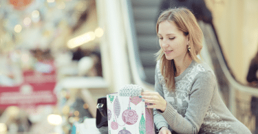 Mulher com uma sacola de presente em um shopping