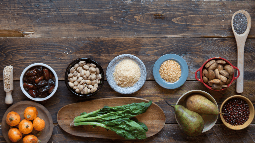 Diversos tipos de alimentos distintos dispostos em pequenos recipientes diferentes.