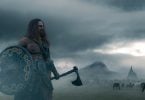 Um viking segurando um escudo e um machado.