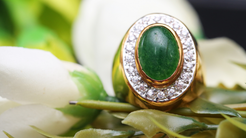 Anel brilhante com uma pedra de jade no meio