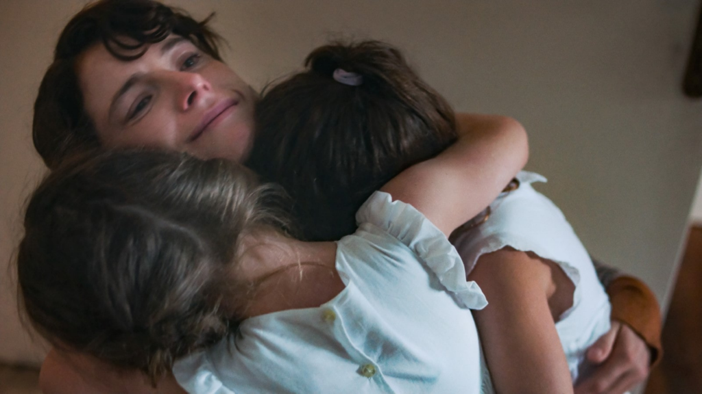 Cena do filme "A filha perdida" onde a atriz principal abraça suas filhas