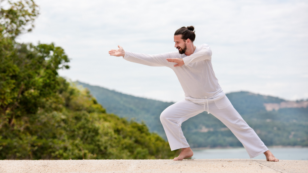 Um homem realizando movimentos típicos do tai ji quan.