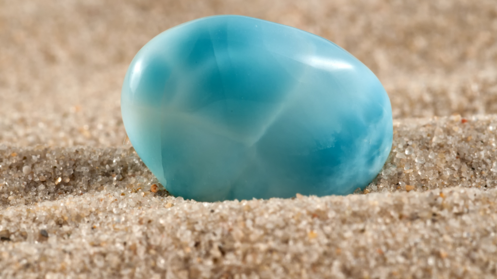 Uma gema azul de larimar.