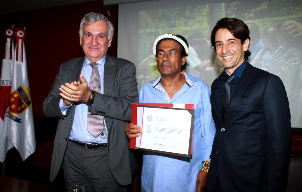 Ailton Krenak recebendo um título de professor Honoris Causa.