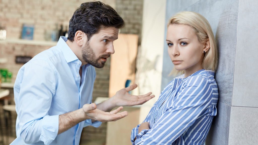 Um homem demonstrando feitio de dúvida a uma mulher que o ignora.