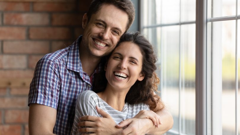 Um casal abraçando-se.