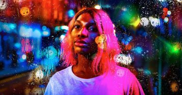 Arabella, personagem de Michaela Coel, olhando para a frente através de um vidro molhado pela chuva