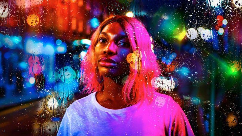 Arabella, personagem de Michaela Coel, olhando para a frente através de um vidro molhado pela chuva