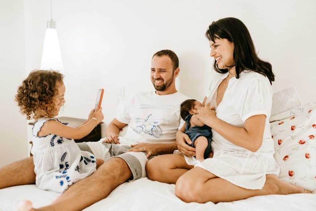 Família reunida em uma cama.