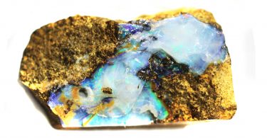 Um grande fragmento de minério de opala.