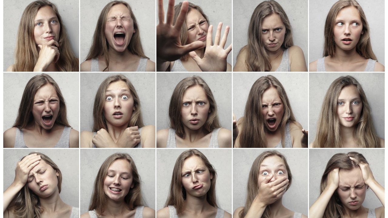 Menina fazendo diversas caretas.