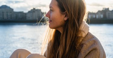 Perfil de mulher branca com expressão serena.