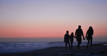 Famíllia na praia.