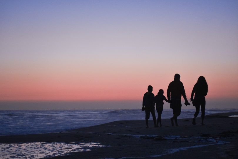 Famíllia na praia.