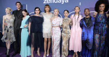 Elenco de Euphoria reunido na estreia da série, sendo eles da esquerda para a direita: Hunter Schafer, Jacob Elordi, Maude Apatow, Barbie Ferreira, Zendaya, Sydney Sweeney, Alexa Demie, Storm Reid, Algee Smith e Nika Williams