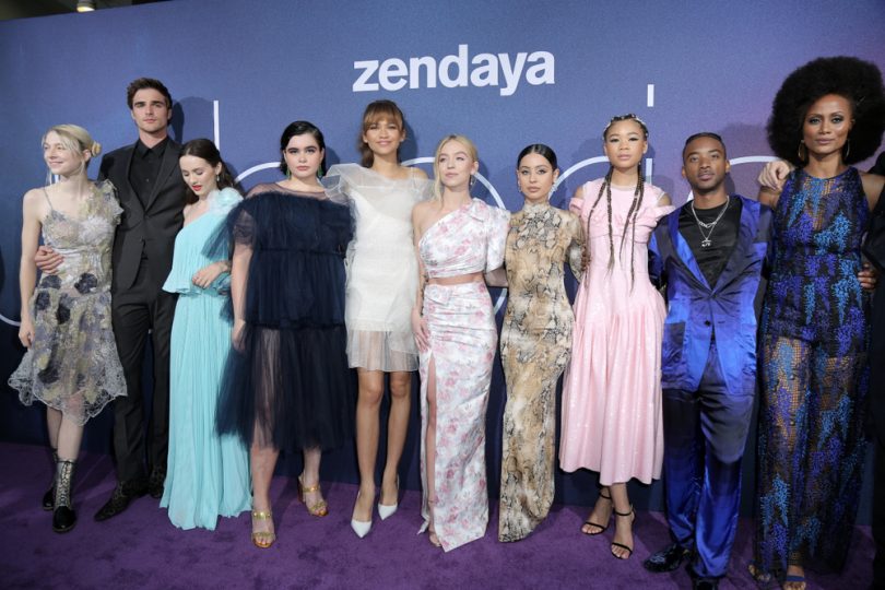 Elenco de Euphoria reunido na estreia da série, sendo eles da esquerda para a direita: Hunter Schafer, Jacob Elordi, Maude Apatow, Barbie Ferreira, Zendaya, Sydney Sweeney, Alexa Demie, Storm Reid, Algee Smith e Nika Williams