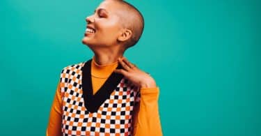 Mulher careca sorrindo.