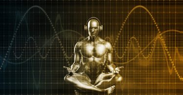 Animação 3D de um homem sentado em posição de meditação com fones de ouvido e frequências binaurais passando por ele.