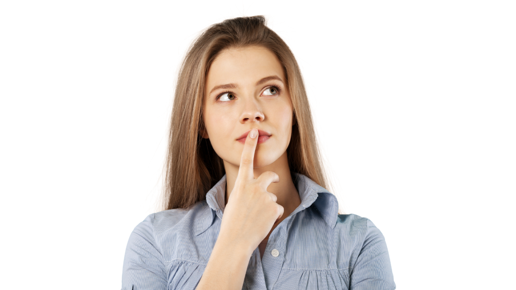 Uma mulher apresentando um semblante reflexivo. Ela coloca seu dedo indicador direito sobre os lábios.